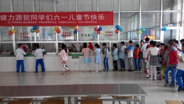 给孩子们送去一份快乐——公司多家小学餐厅、美食广场举办六一儿童节活动