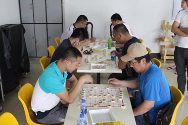 沈阳大区员工正在进行象棋比赛