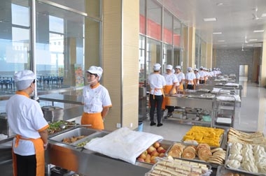 某初中餐厅员工准备开餐 某初中餐厅员工准备开餐