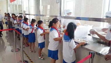 某小学学生正在排队打餐 某小学学生正在排队打餐
