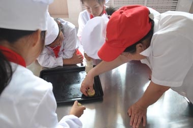 逄健英老师正在教孩子们制作月饼