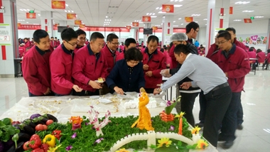 顾总和高磊经理为软控员工分蛋糕 顾总和高磊经理为软控员工分蛋糕