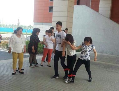 郑州区域员工正在进行“绑腿跑” 郑州区域员工正在进行“绑腿跑”