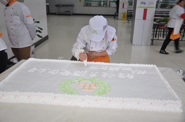 员工正在制作开业蛋糕 员工正在制作开业蛋糕