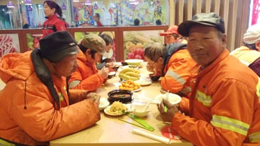 健力源美食广场的“冬日暖心”活动环卫工人就餐