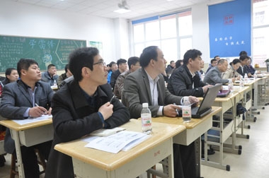 学员认真听课 学员认真听课