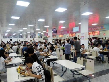 学生正在就餐 学生正在就餐