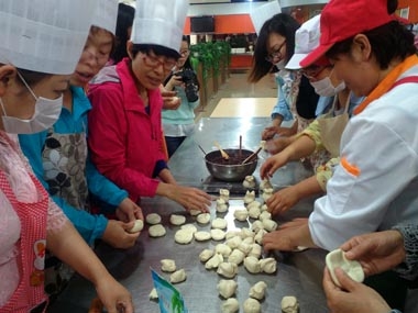 即墨供电女职工向面点师傅学习面食制作