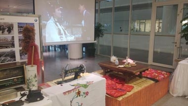 餐厅正在播放80年代经典影视剧 餐厅正在播放80年代经典影视剧