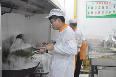 厨师正在炒制菜品 厨师正在炒制菜品