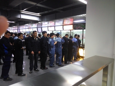 甲方员工排队选购 甲方员工排队选购