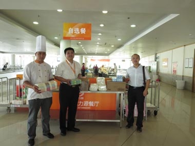 北京大区工会主席谢水甫在华为餐厅发放慰问品