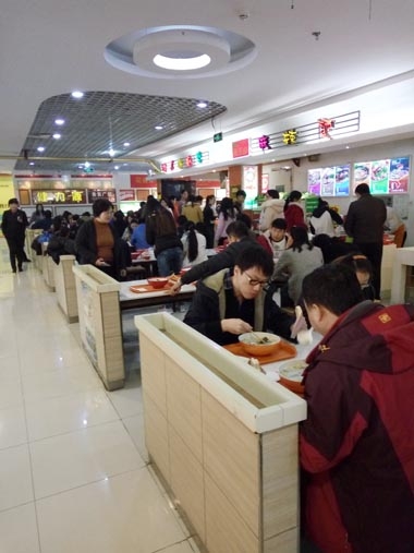 顾客正在美食广场就餐 顾客正在美食广场就餐