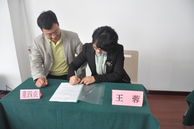 采购中心王总与新餐厅经理签订帮扶协议 采购中心王总与新餐厅经理签订帮扶协议