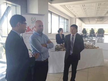 张总与甲方领导交流(代亮经理翻译) 张总与甲方领导交流(代亮经理翻译)