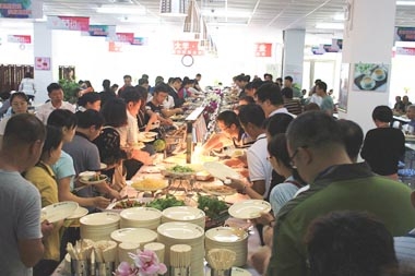 教师正在选餐 教师正在选餐