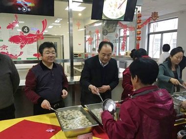 荐董为顾客分发水饺 荐董为顾客分发水饺