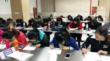 学员们认真考试 学员们认真考试
