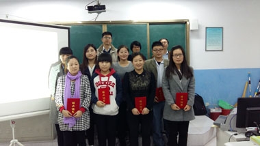 学员领取结业证书 学员领取结业证书