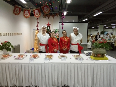 餐厅员工展示为美食节特别准备的服装 餐厅员工展示为美食节特别准备的服装