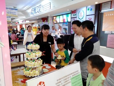 济南银座美食广场向顾客赠送蛋糕
