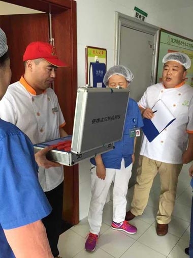 甲方员工观看餐厅的农残检测 甲方员工观看餐厅的农残检测