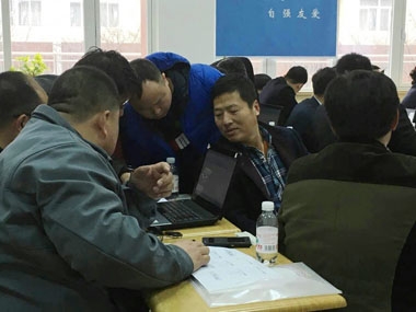 学员们热烈讨论 学员们热烈讨论