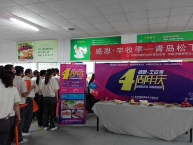 甲方员工排队选购美食 甲方员工排队选购美食