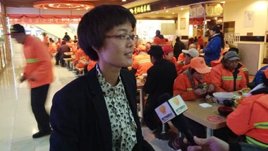 健力源美食广场经理韩玉杰接收媒体采访 健力源美食广场经理韩玉杰接收媒体采访