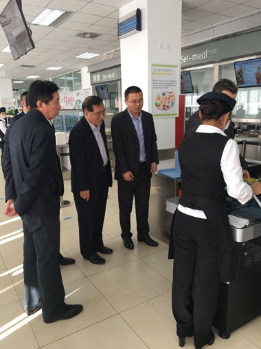 姜会长观看奔驰健力源餐厅的智盘收银系统 姜会长观看奔驰健力源餐厅的智盘收银系统