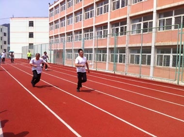 烟台1区员工正在进行托球百米接力赛 烟台1区员工正在进行托球百米接力赛