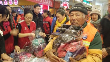 健力源美食广场的“冬日暖心”活动环卫工人领取手套 健力源美食广场的“冬日暖心”活动环卫工人领取手套