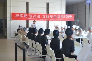 天津大众餐厅员工正在进行食品安全知识抢答