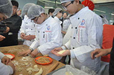 韩国学生尝试包饺子