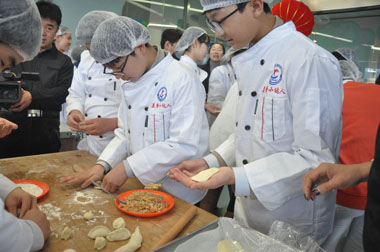 韩国学生尝试包饺子 韩国学生尝试包饺子
