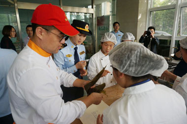 岳振东老师向学生们讲解包粽子的方法