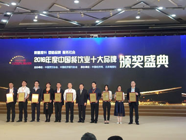 体系安全总监谢水甫代表公司上台领奖 体系安全总监谢水甫代表公司上台领奖