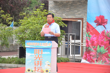 健力源集团工会副主席战桂华在助学活动仪式上发言