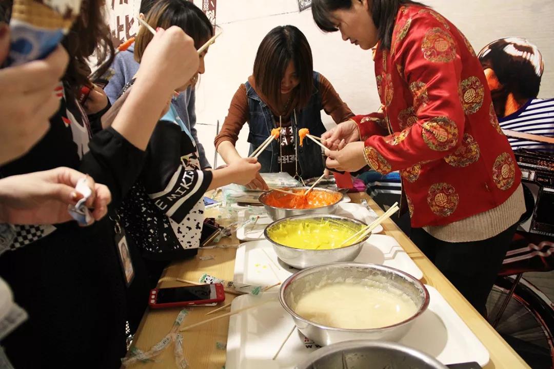顾客一同体验麦芽糖制作