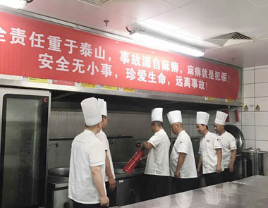 华晨宝马MEP餐厅员工练习使用灭火器