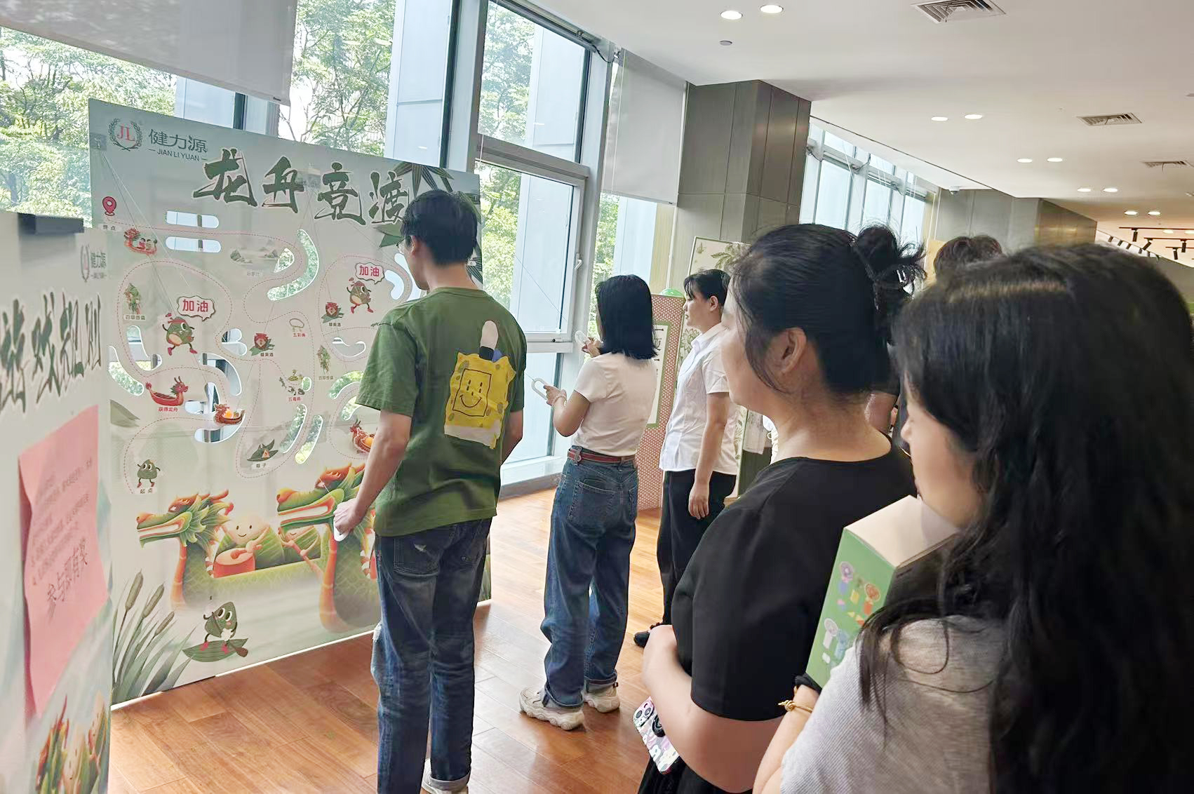 1顾客热情参与“龙舟竞渡”小游戏.jpg