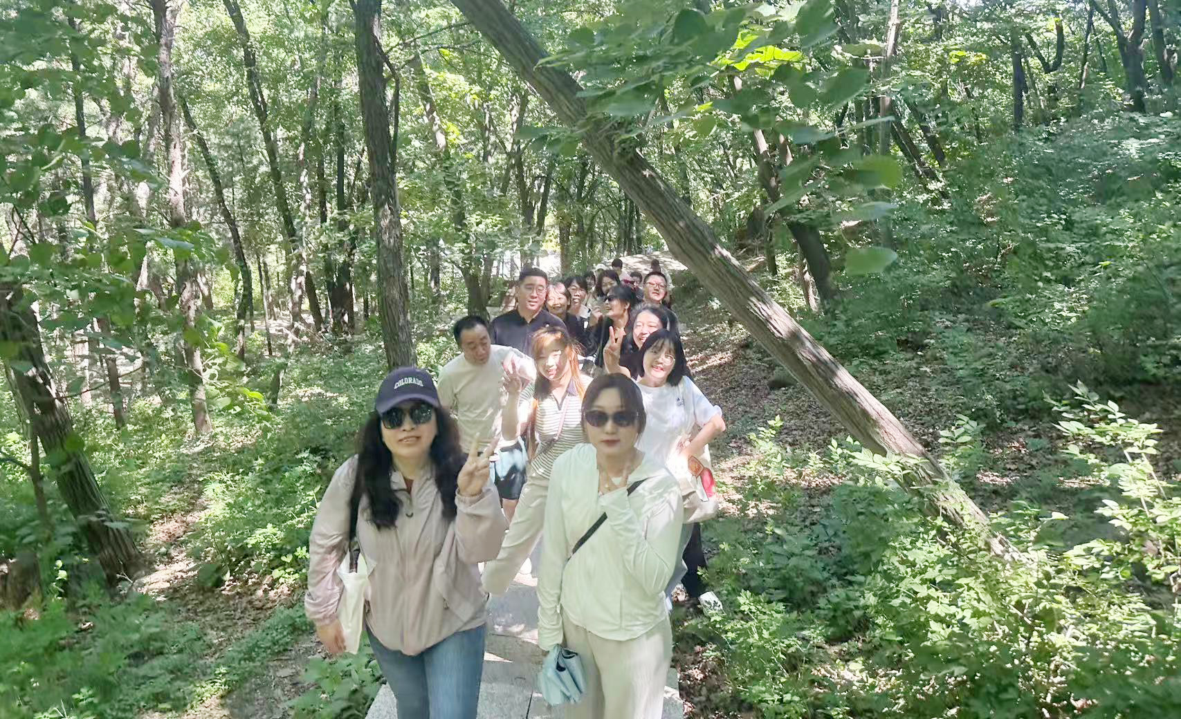 同事们正在攀登棋盘山.jpg
