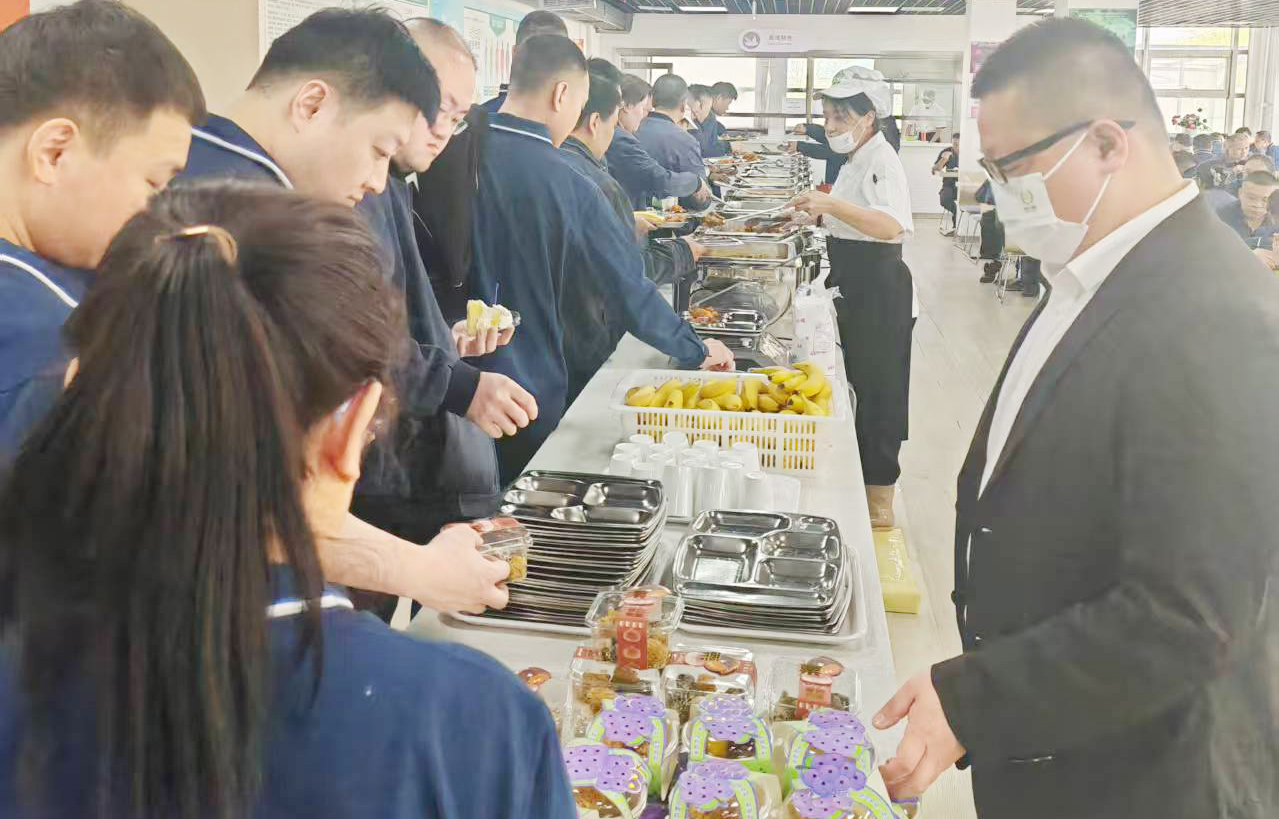 1顾客们正在有序就餐.jpg