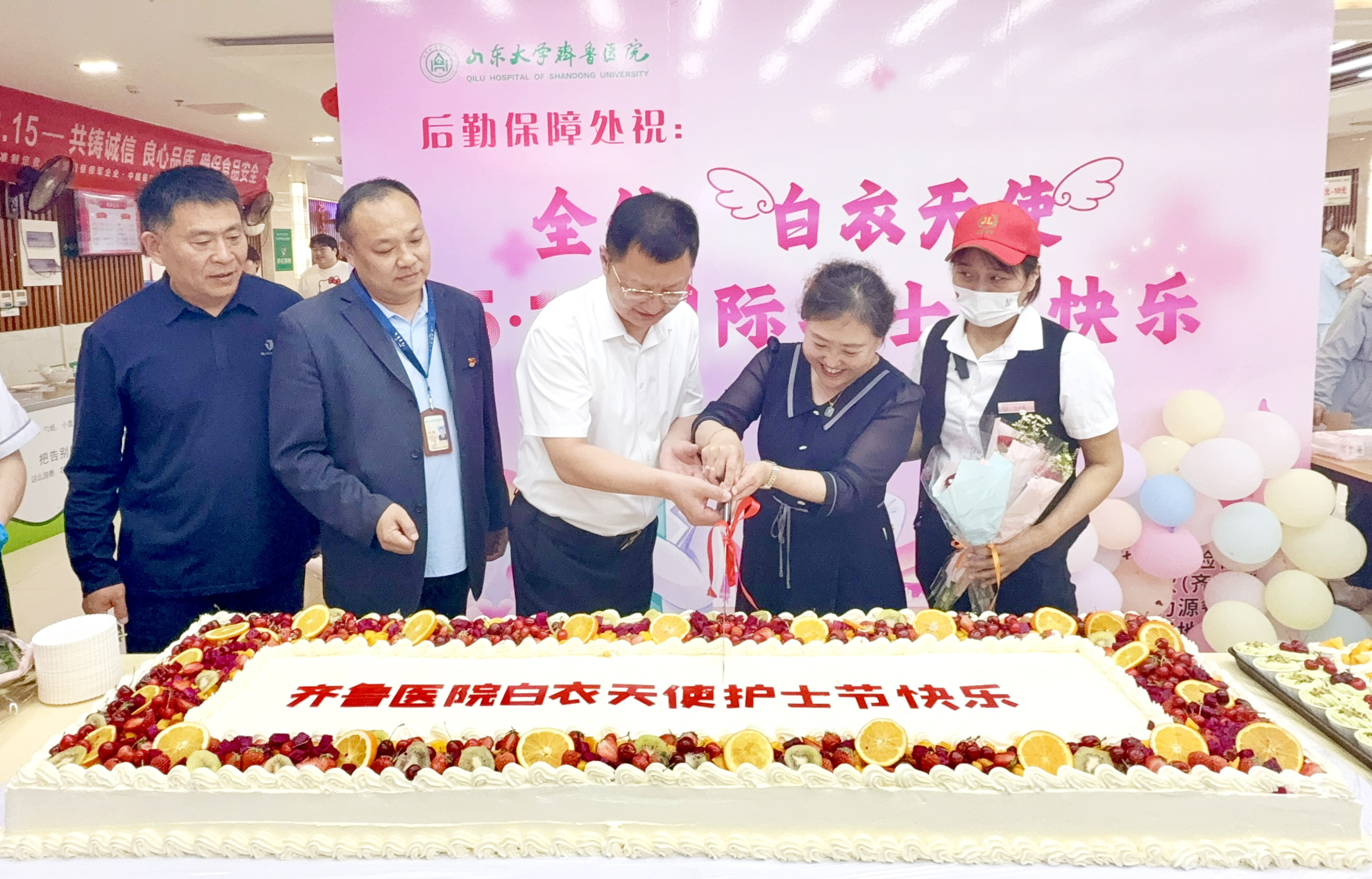 1济南某医院餐厅庆祝护士节现场切蛋糕仪式.jpg