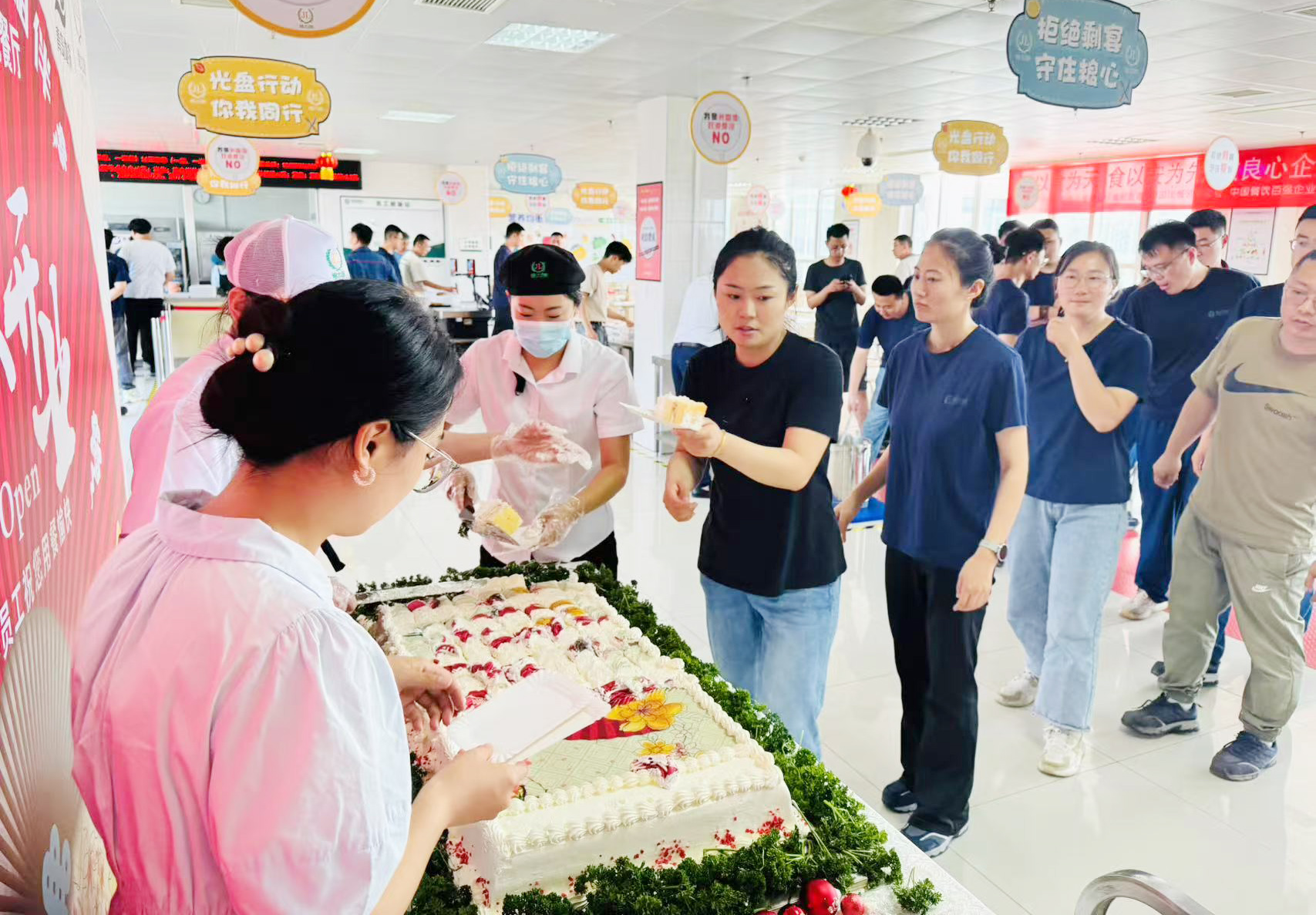 餐厅员工分蛋糕给顾客.jpg