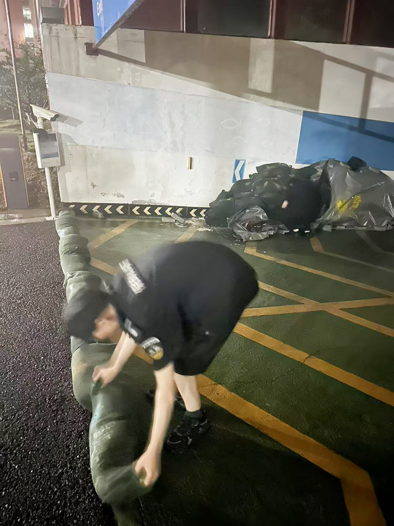 提前装备沙袋等防汛物资.jpg