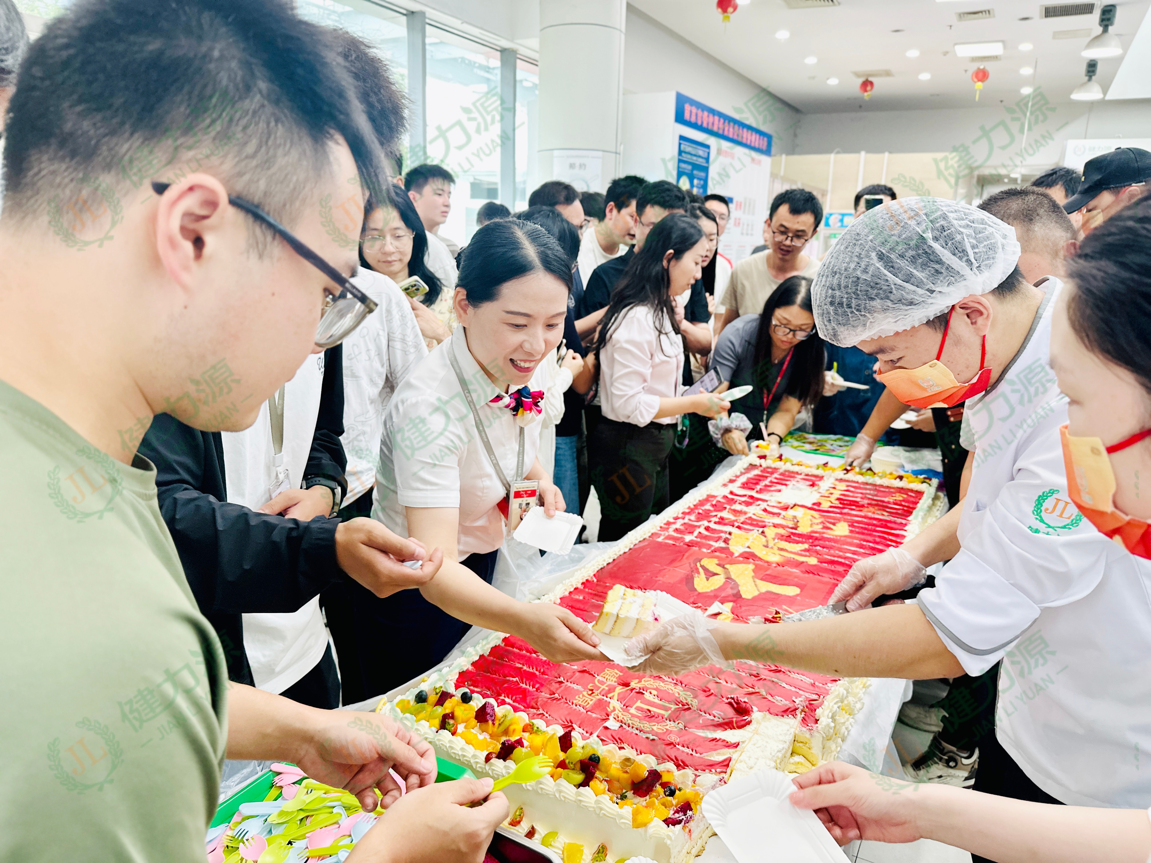 南京某餐厅开业现场 为顾客发放蛋糕.jpg