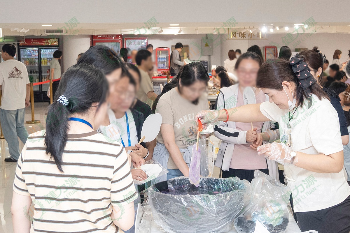 顾客正在做漆扇 (1).jpg