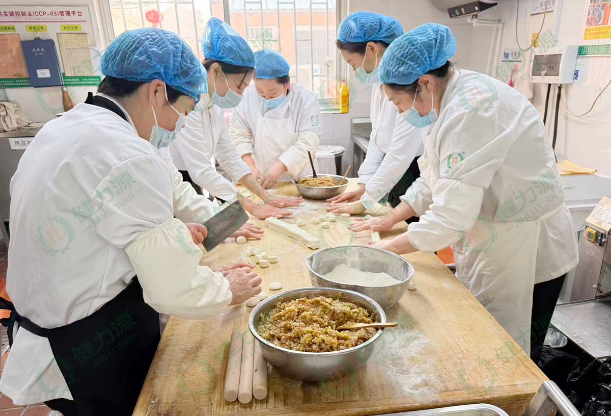 青岛7区某供电餐厅 员工正在包水饺 (1).jpg