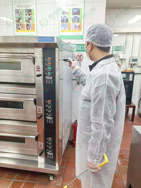 安全管理人员深入后厨检查工作 (2) (1).jpg